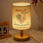 مصباح قماشي مُخصّص يحمل خريطة وأسماء زوجين يعيشان في علاقة عن بُعد -