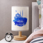 مصباح قماشي مُخصّص، مزين بمسجد وهلال مرسومين بالألوان المائية الزرقاء، مع إمكانية إضافة نص حسب الطلب.