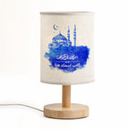 مصباح قماشي مُخصّص، مزين بمسجد وهلال مرسومين بالألوان المائية الزرقاء، مع إمكانية إضافة نص حسب الطلب.