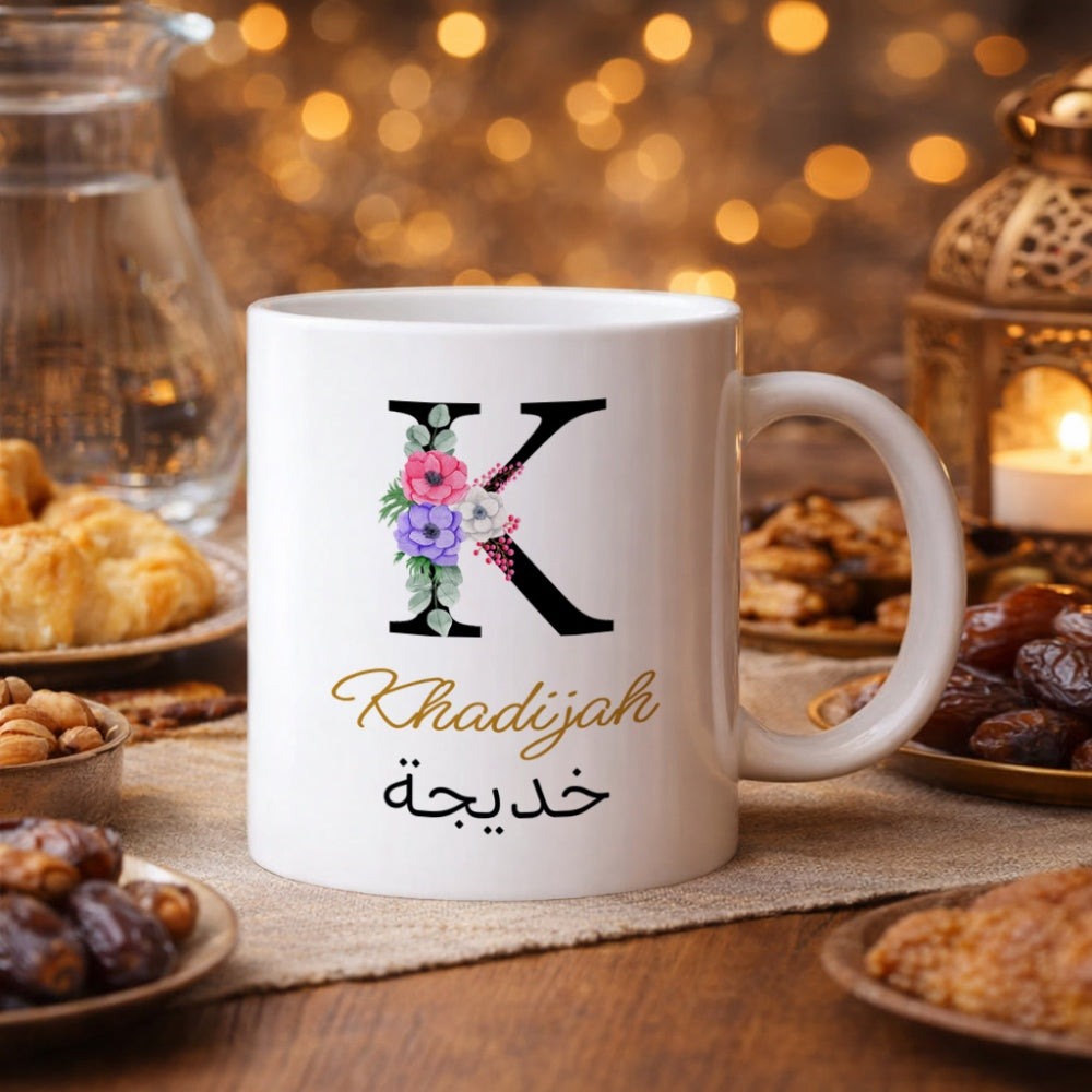 كوب مزين بأحرف أولى مزينة بالزهور (أسماء إنجليزية وعربية حسب الطلب) - كوب شخصي